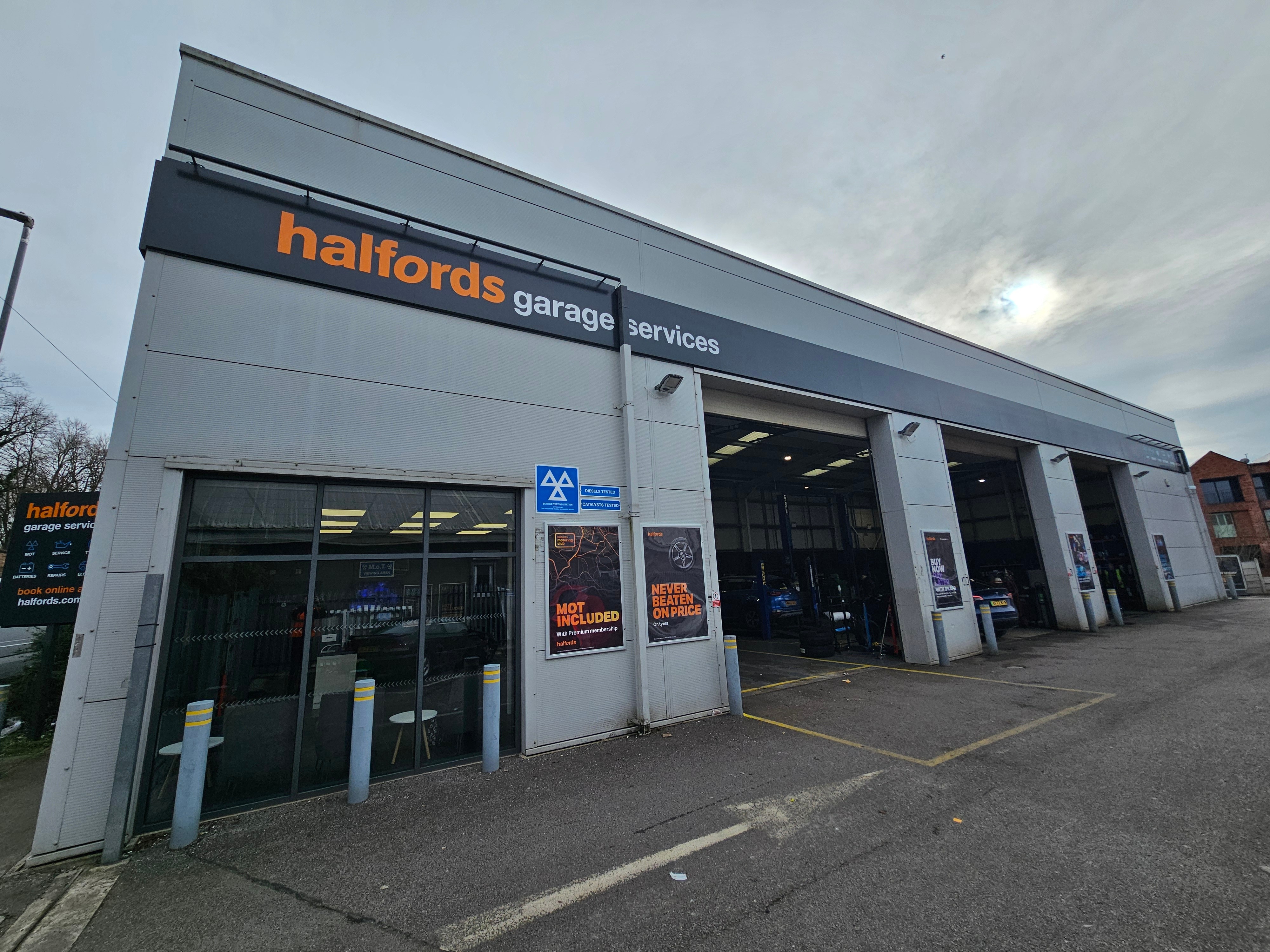 Halfords Garage Services Altrincham  branch